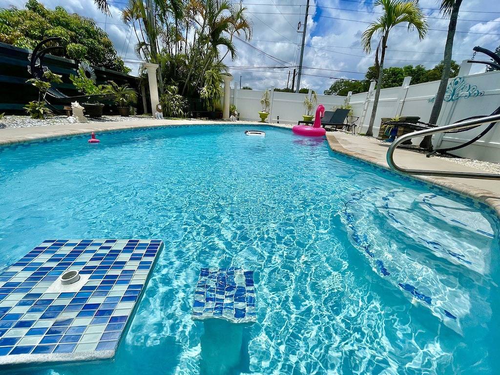 Work & Family Retreat: 4Br w/ Heated Pool, Fast Wi-Fi, Near Airport, Hard Rock in Fort Lauderdale, Broward County
