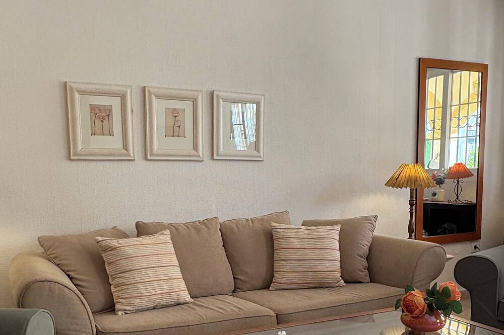 Acogedora casa adosada - desarrollo tranquilo - todo a la vuelta de la esquina in Playa Flamenca, Orihuela