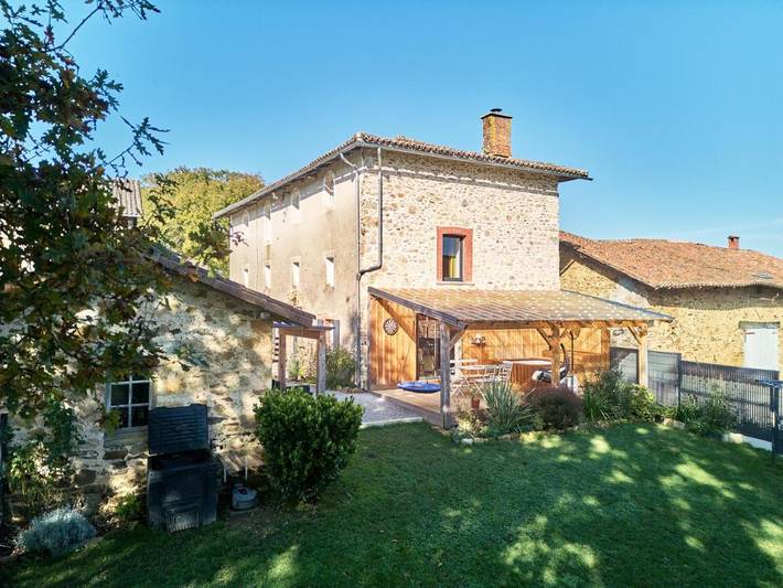 Location de vacances pour 11 personnes, avec Jacuzzi ainsi que Terrasse et Jardin dans Séreilhac