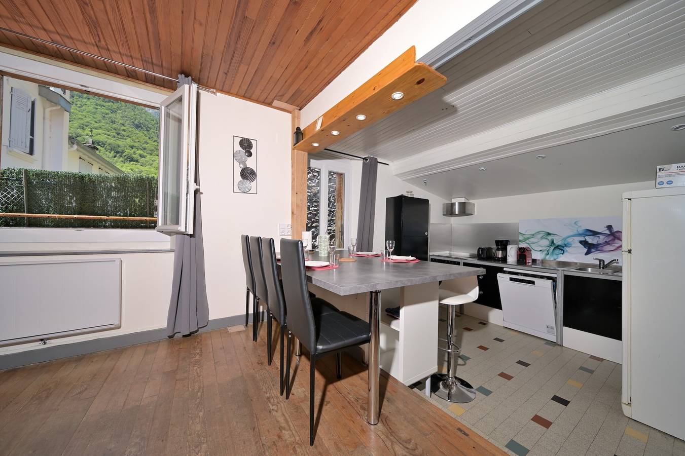 Maison de vacances 'Le Gîte Des 3000 Avec Spa' avec terrasse privée et Wi-Fi in Auzat, Parc naturel régional des Pyrénées ariégeoises