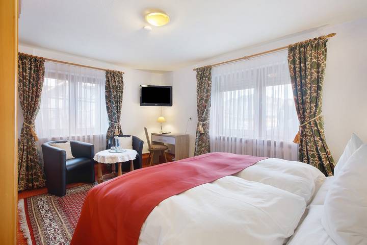 Hôtel Bären – Trois étoiles : Chambre double 1 / Petit-déjeuner inclus / Vue sur la montagne / 3 pers. / Wifi in Bernau im Schwarzwald, Forêt-Noire du Sud