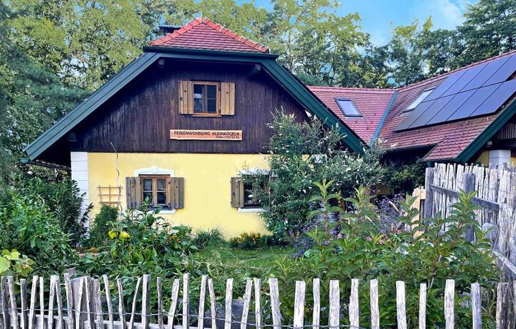 Ferienwohnung für 2 Personen, mit Balkon und Whirlpool sowie Terrasse und Garten