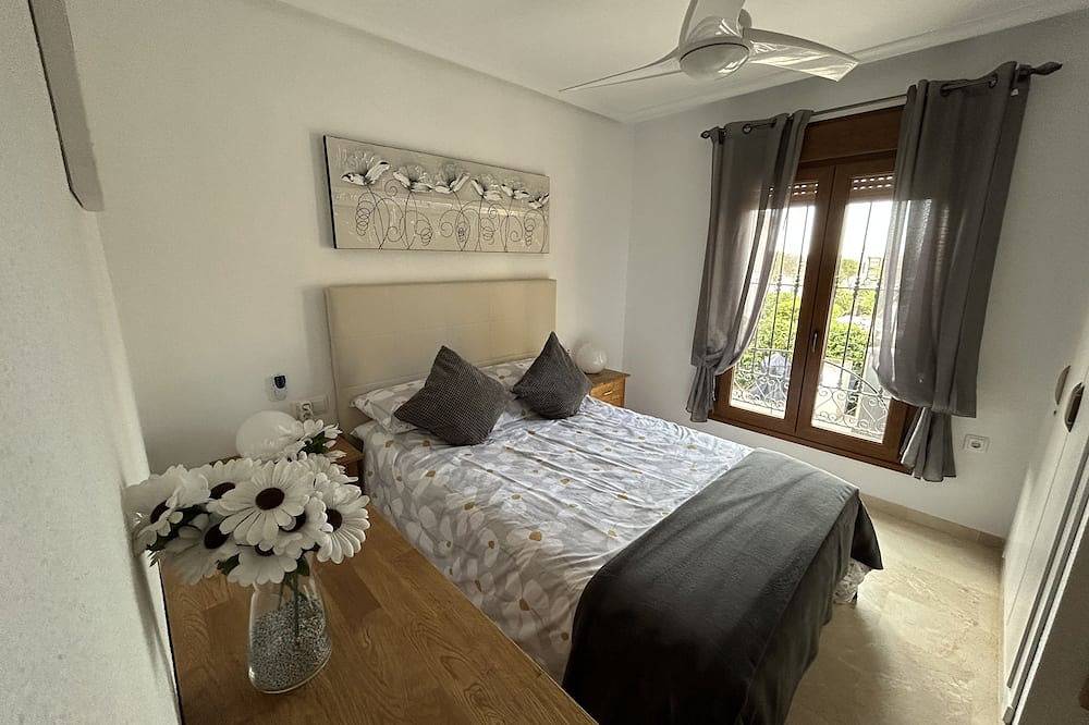 Ganze Wohnung, Casa Estrellas, 2 Betten, 2 Badezimmer, Lage am Pool, privater Garten, Wifi in Montemar suburb, Algorfa