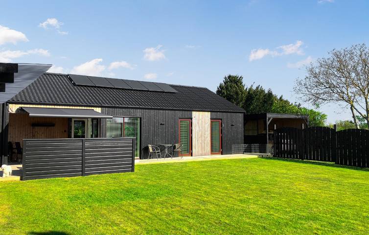 Ferieudlejning for 4 personer, med terrasse og have på Samsø