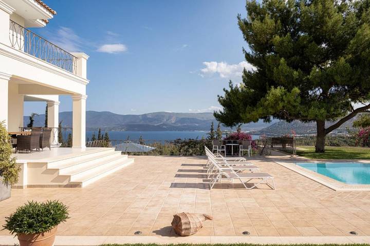 Apartamento para 5 personas, con piscina además de jardín y vistas en Corinto