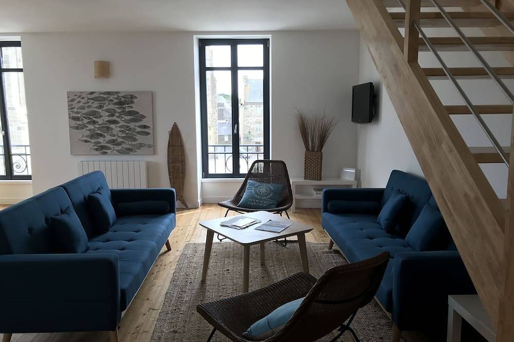 Downtown duplex 120m2, facing Saint Pol de Leon cathedral. in Saint-Pol-de-Léon, Ceinture Dorée