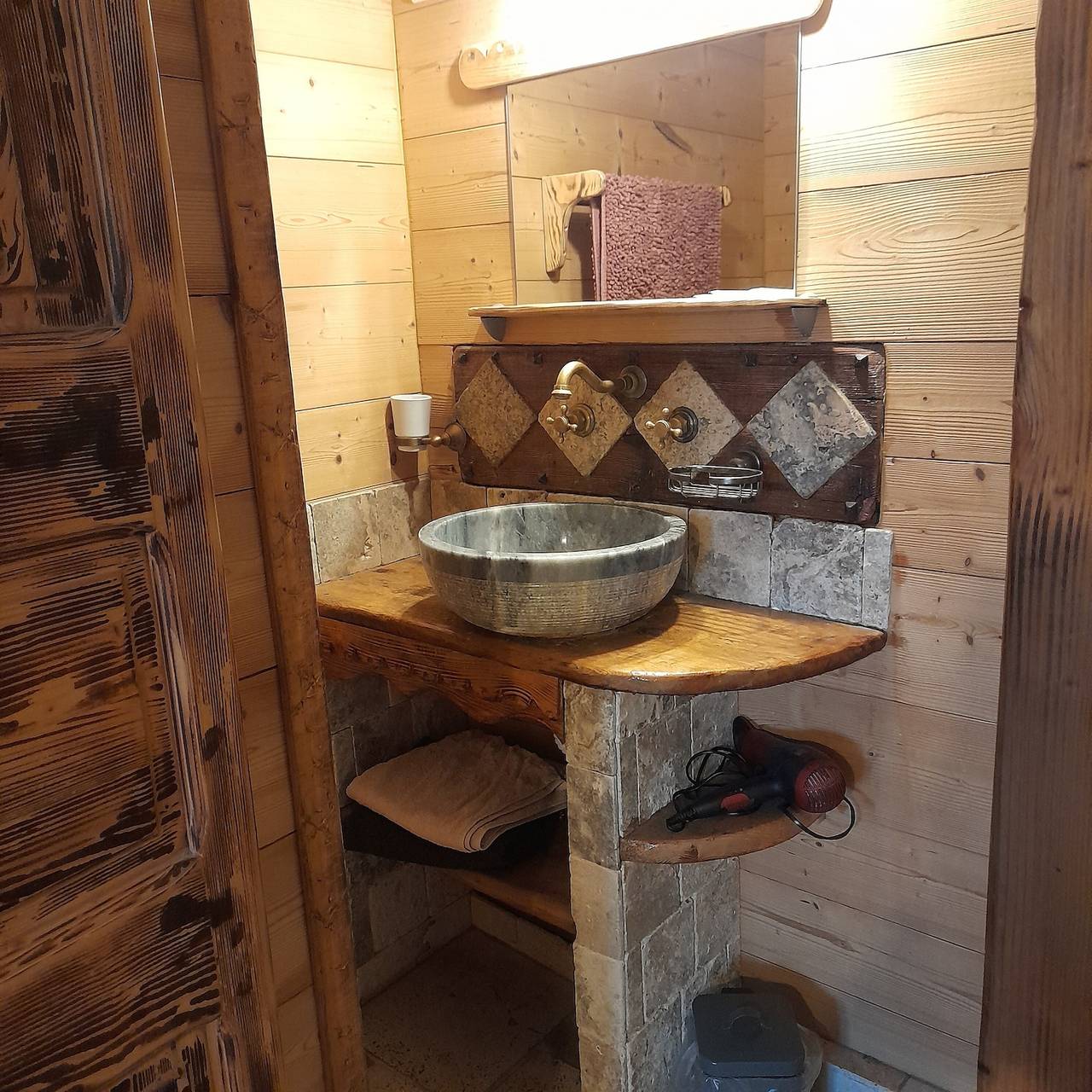 Chambre d’hôtes « Pensée Sauvage » : vue montagne, jardin partagé, Wi-Fi in Haute-Loire