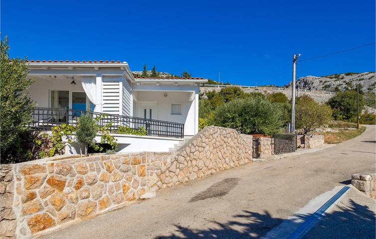 Acogedor apartamento con vistas al mar, terraza y wifi cerca de la playa in Lukovo Šugarje, Parque Natural del Velebit
