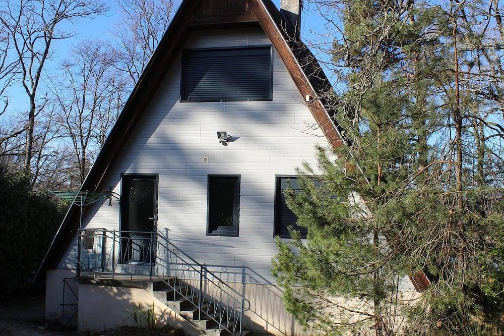 Huis discreet natuur chalet kalm en vredig zwembad vissen in meer in Saint-Gérons, Aurillac en omgeving