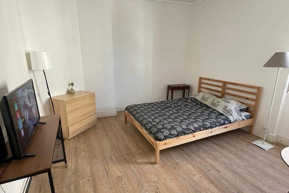 Entire apartment, Calm & Fully furnished appartment at footstep of metro :) with Netflix & Amazon! in Aubervilliers, Seine-Saint-Denis