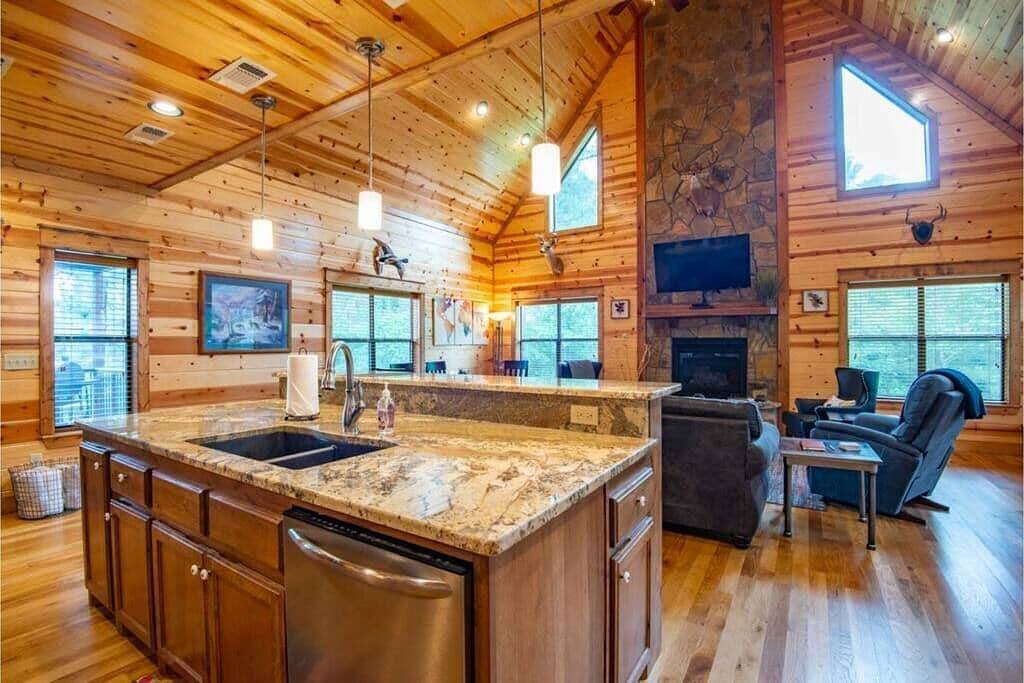 This cabin is a 2 bedroom(s), 2.5 bathrooms, located in Broken Bow, Ok. in Broken Bow, Broken Bow Lake