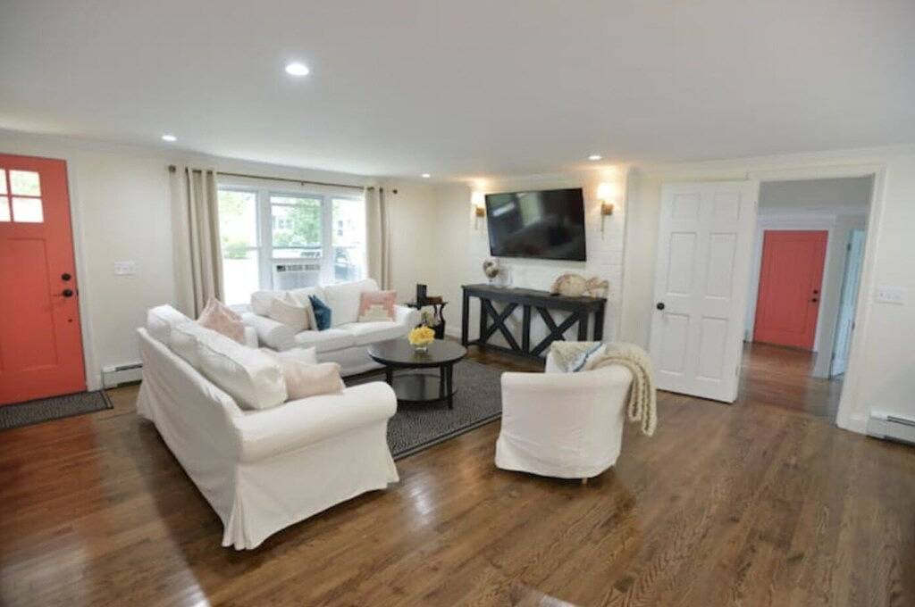 Luxe, very private retreat with a large yard & fire pit in Bristol (RI), Bristol County