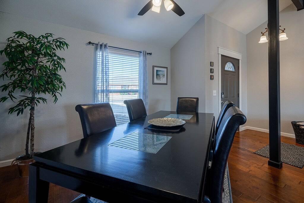 Modernes, aktualisiertes und komfortables Haus - 3bd / 2ba - Haustierfreundlich - 2 Könige / 1 Königin in Edmond, Oklahoma County