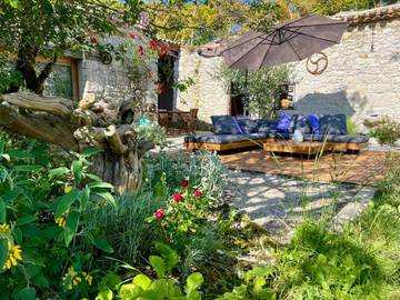 Gîte pour 2 personnes, avec jardin et piscine ainsi que vue et terrasse à Montaigu-de-Quercy
