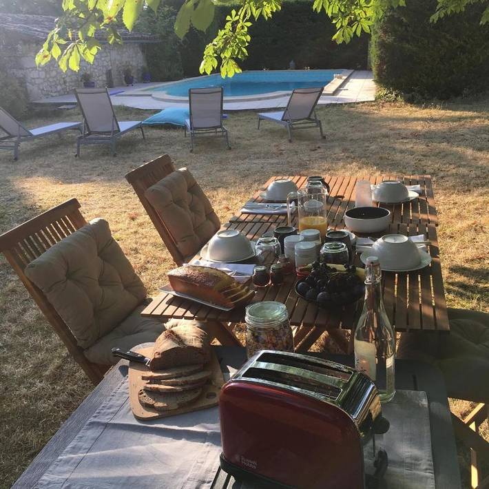 Location de vacances pour 2 personnes, avec terrasse et piscine ainsi que jardin et vue à Cahuzac-sur-Vère - 3