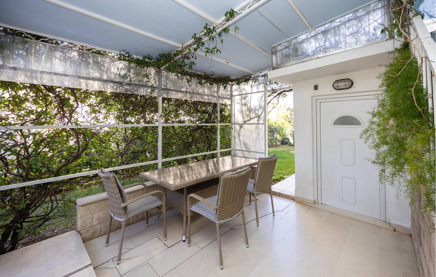 Ganze Ferienwohnung, Charmantes Apartment mit Terrasse, WLAN und Strandzugang in 2 km Entfernung in Kastel Novi, Kaštela