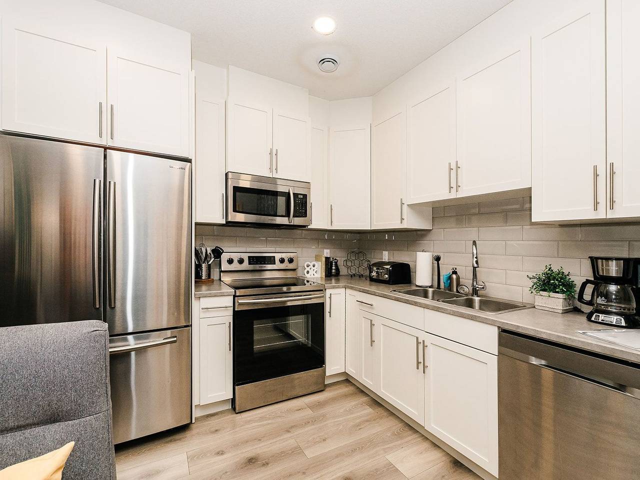 Ganze Wohnung, Moderne Suite in der Nähe des Flughafenkrankenhauses Henday Town Ctr in Edmonton, Alberta