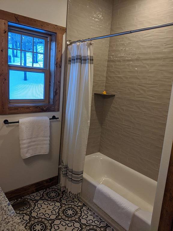 Neue Hütte im Wald, Whirlpool, Außenkamin, riesiges Deck, 6 Acres, Pool Tbl in Florissant, Teller County