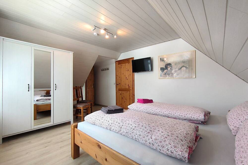 Frey: Ferienhaus über zwei Etagen mit Terrasse - Ferienhaus Frey in Eggebek, Grünes Binnenland