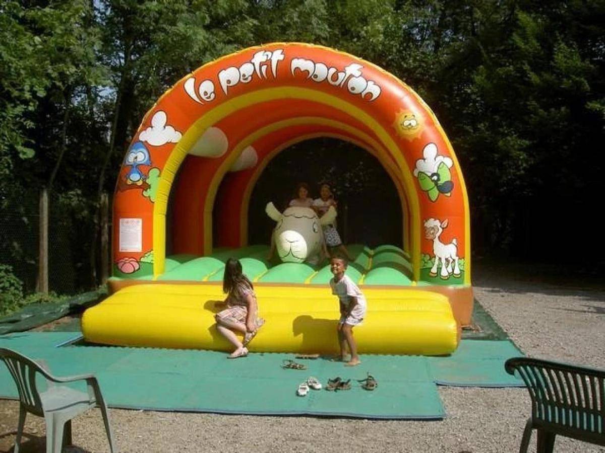 Zecamping 4 étoiles familial animaux acceptés avec piscine et soirées animées in Lons-le-Saunier, Jura