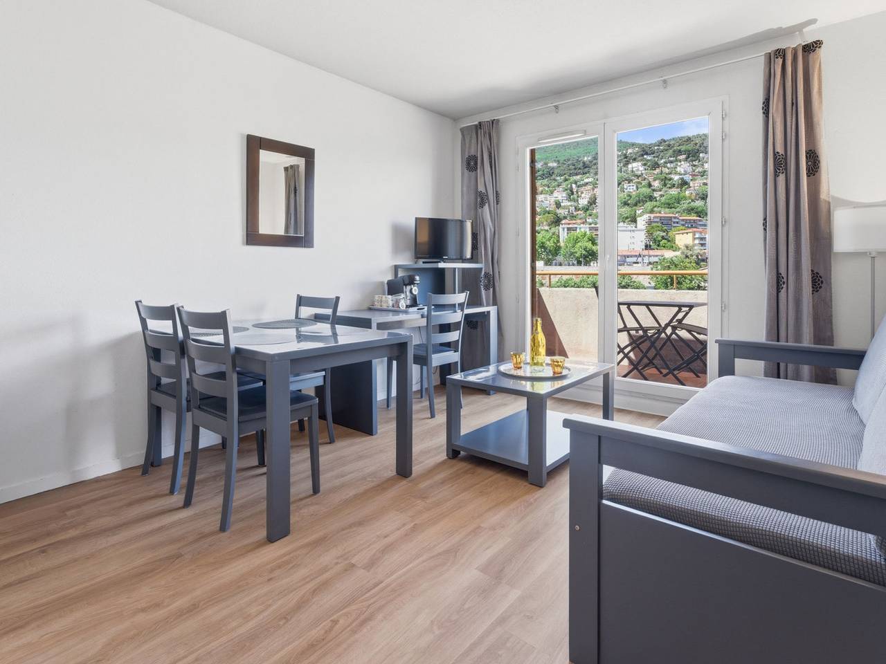 Appartement entier, Appartement confortable avec piscine et balcon, à 700 m du centre-ville de Grasse in Grasse, Côte méditerranéenne (France)