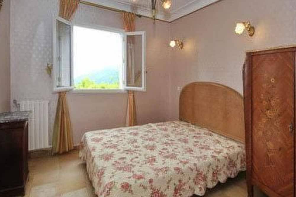 \"Rocabel\" mit Blick auf das Wasser in Gattières, Cannes region