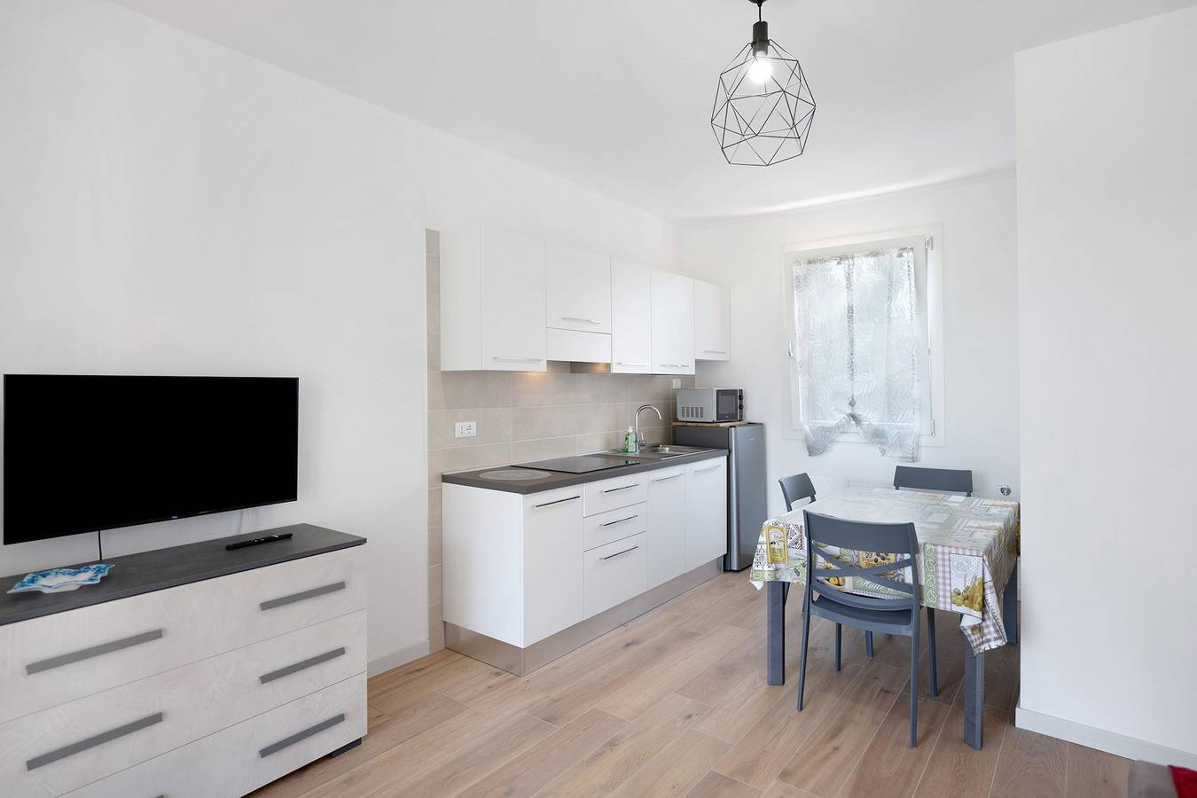 Appartamento intero, Appartamento 'Olivo - Adult Only' con Vista Lago, Terrazza Privata e Aria Condizionata in Bardolino, Prealpi Gardesane