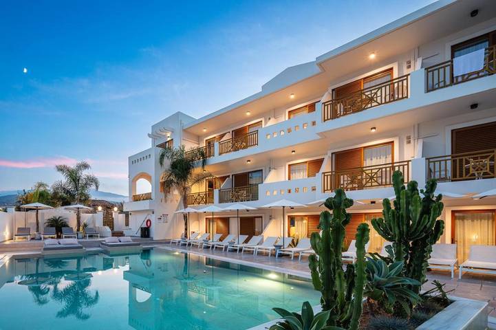Apartahotel para 3 personas, con piscina y piscina para niños además de jardín y vistas en Creta