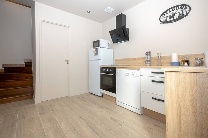 Apartamento entero, Apartamento 'La Maison Du Soyeux Ga' con terraza privada, Wi-Fi y aire acondicionado in Fitilieu, Les Abrets-en-Dauphiné