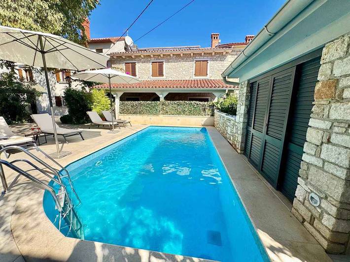 Ganze Ferienwohnung, Ferienwohnung mit gemeinsamem Pool und Balkon in Krnica, Marčana