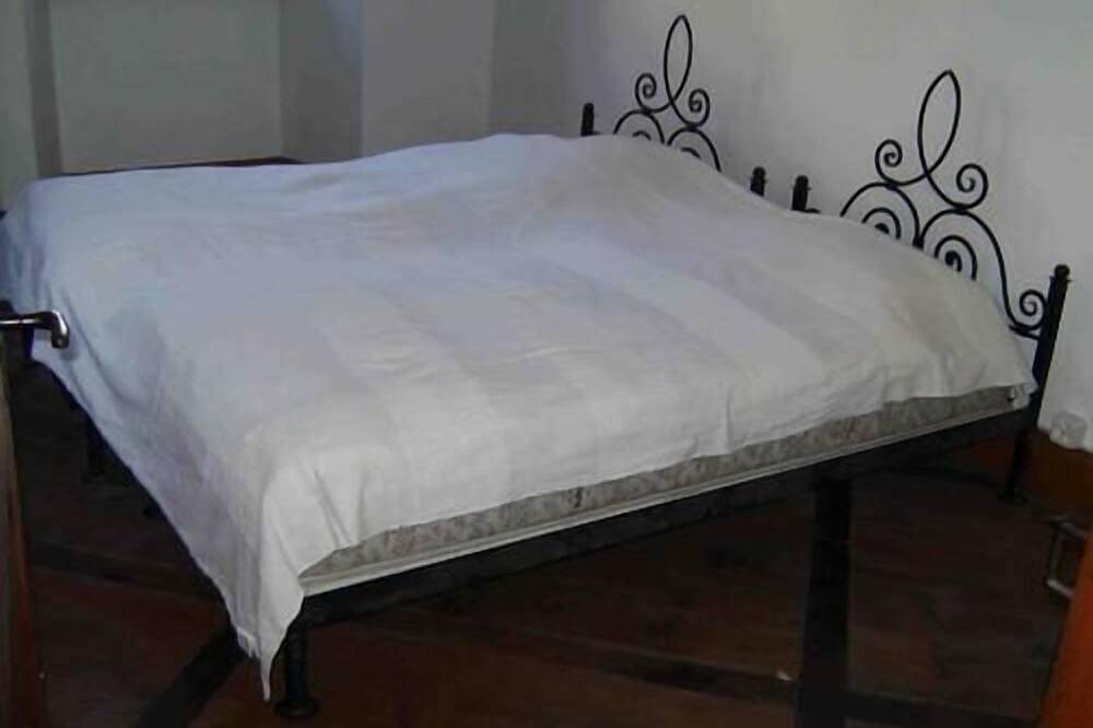 Entire apartment, Holiday apartment Promontogno (Bondo) for 1 - 8 persons with 4 bedrooms - Historical building in Bregaglia, Bernina-Alpen