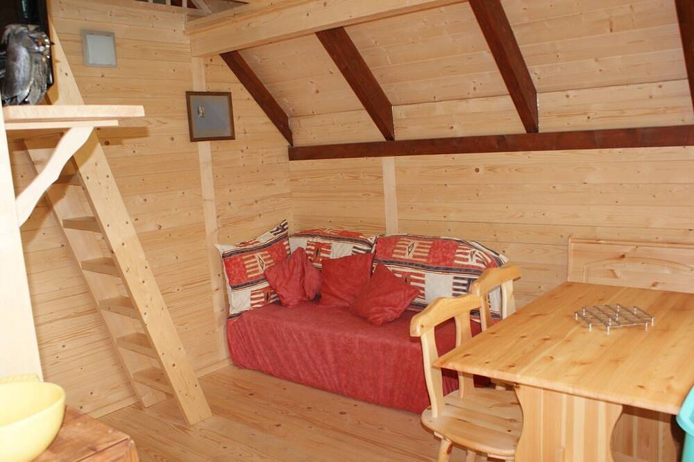 Hutte gauloise domaine du moulin de lachaud in Sainte-Fortunade, Région de Tulle