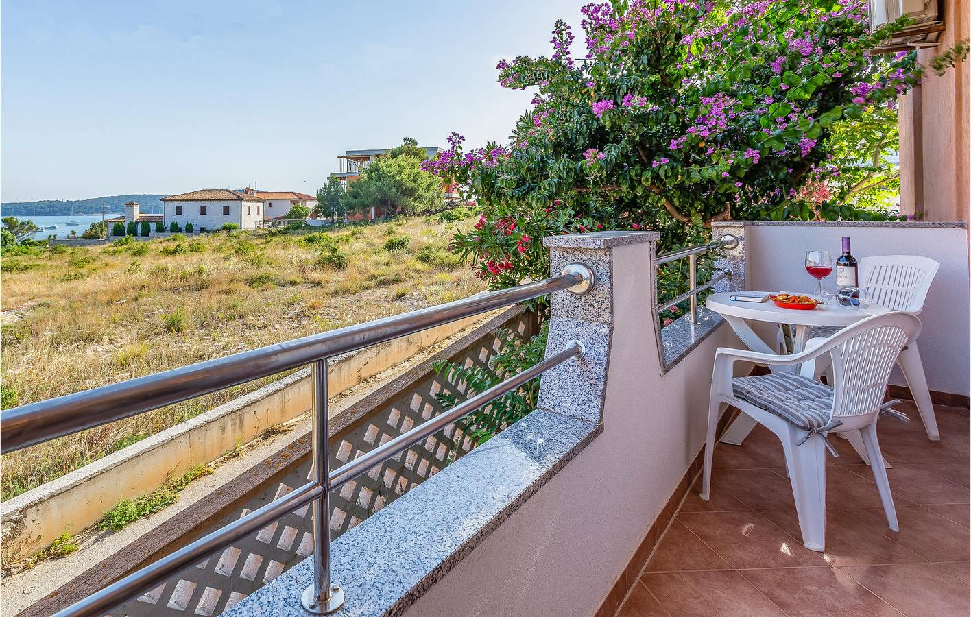 Ganze Ferienwohnung, Gemütliche 75 m² große Wohnung mit Meerblick, Terrasse und Parkplatz in der Nähe des Strandes Bijeca in Pula-Medulin, Pomer