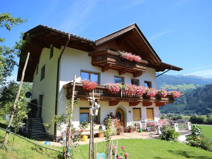 Ferienwohnung für 6 Personen, mit Balkon und Garten sowie Ausblick in Kaltenbach