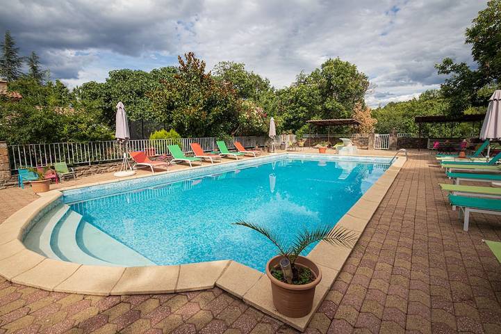 Ferienhaus für 4 Personen, mit Terrasse und Garten sowie Pool