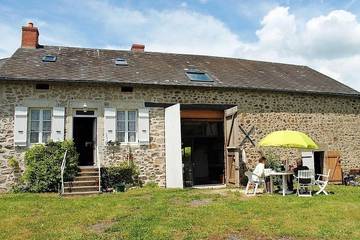 Gîte pour 10 personnes, avec jardin et terrasse, animaux acceptés à Dun-sur-Grandry