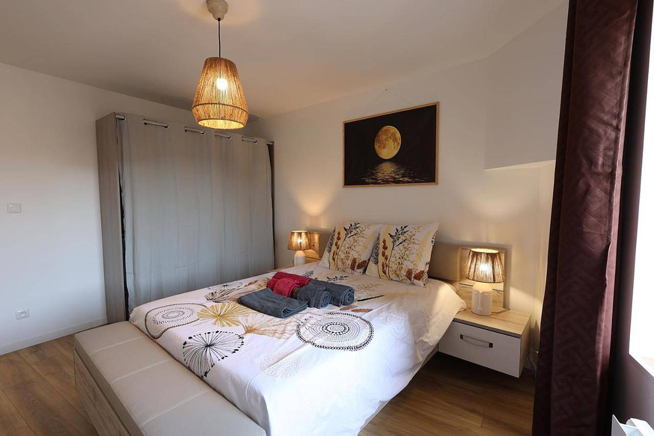 Appartement entier, L'Ambre - 1 à 4P - Wifi Fibre - Parking Gratuit in Pont-d'Ain, Ain
