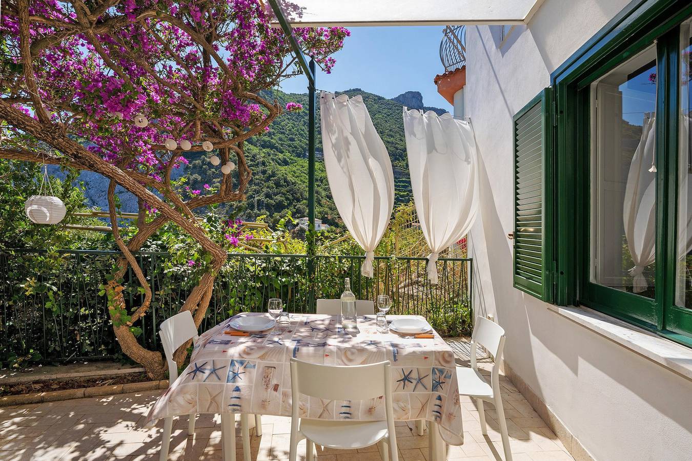 Appartement entier, Appartement 'Blue Amalfi Coast' avec vue mer, Wi-Fi et climatisation in Maiori, Côte Amalfitaine