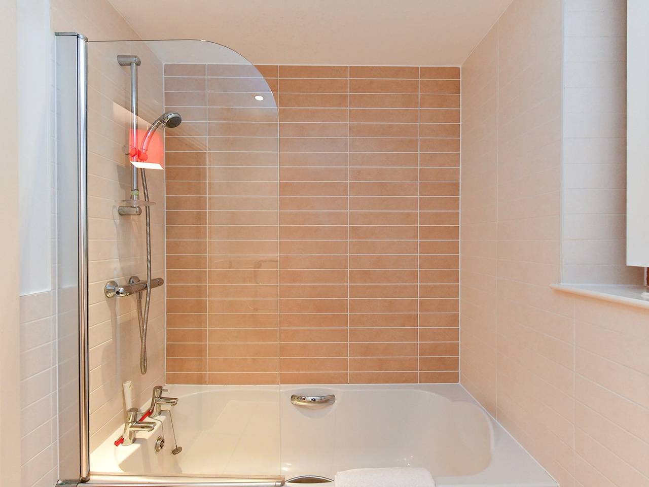 Entire apartment, Pass the Keys | Modern 1-Bed Apartment with Parking|Century Wharf in Cardiff Bay, Cardiff