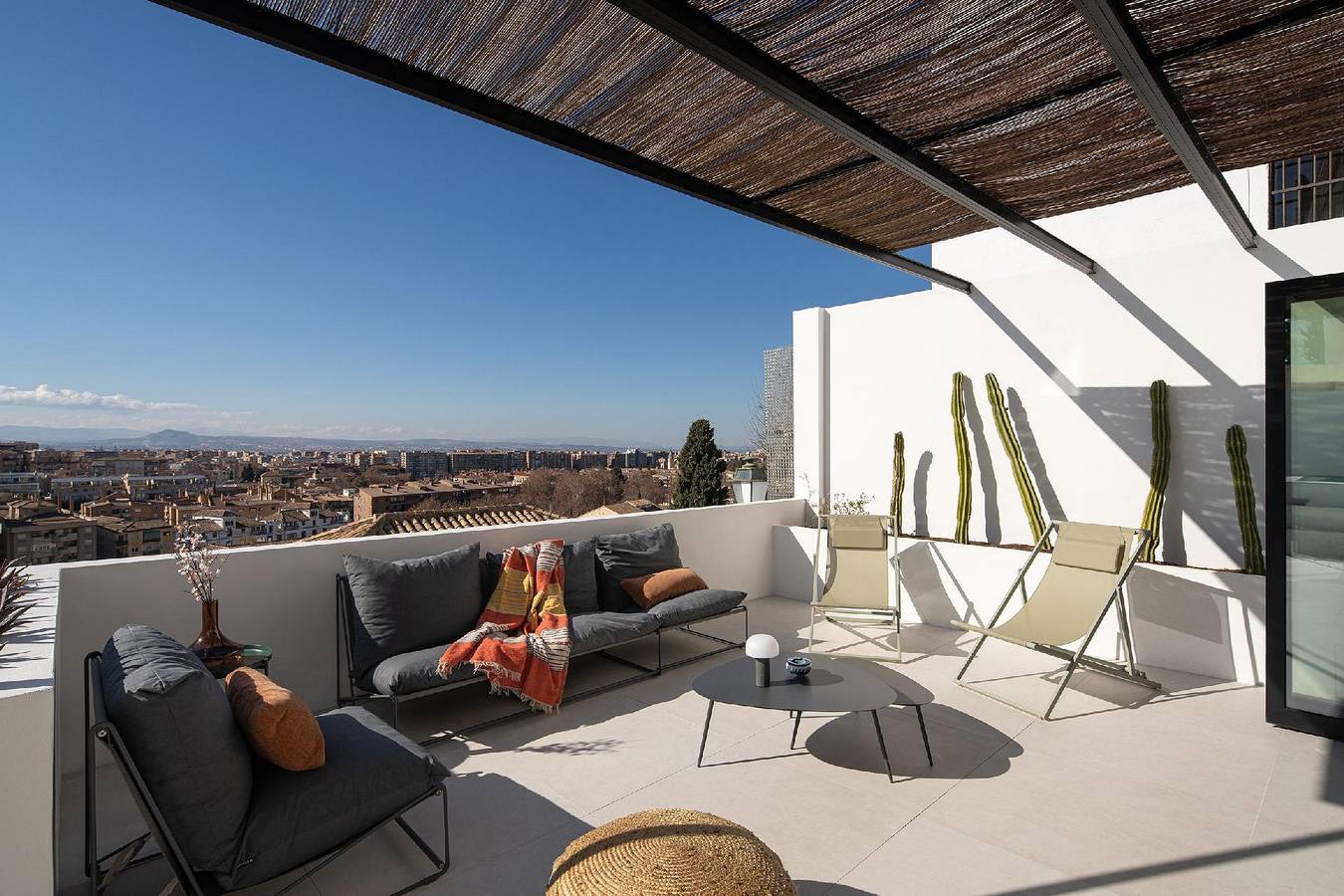 Entire holiday apartment, Private Pool - Terrace with Views - Great Location in Realejo-San Matías, Granada