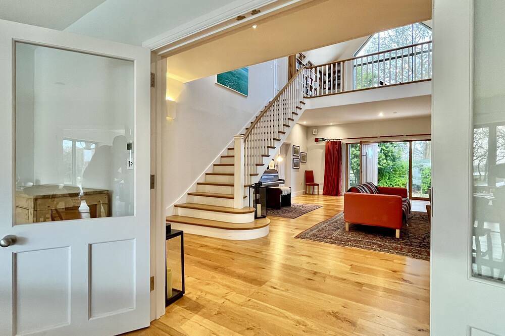 The Shallows by inspirestays-com - a luxury house that sleeps 12+2 guests in 6 bedrooms in Hayling Island, Havant