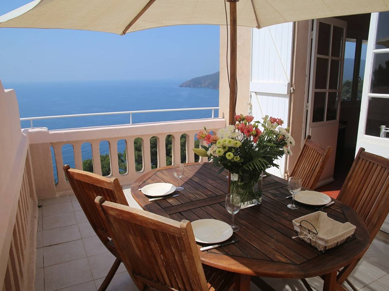 Appartement entier, Appartement T3 75m², 2 terrasses avec accès direct aux calanques, Wifi, parking privatif in Cavalaire-sur-Mer, Côte méditerranéenne (France)