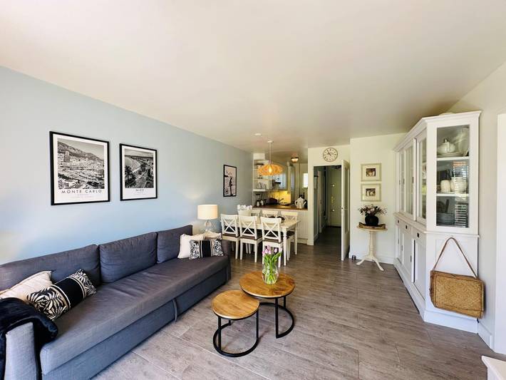 Entire apartment, Luxury apartment on the G.F with communal pool in Antibes, Mediterranean Coast (France)