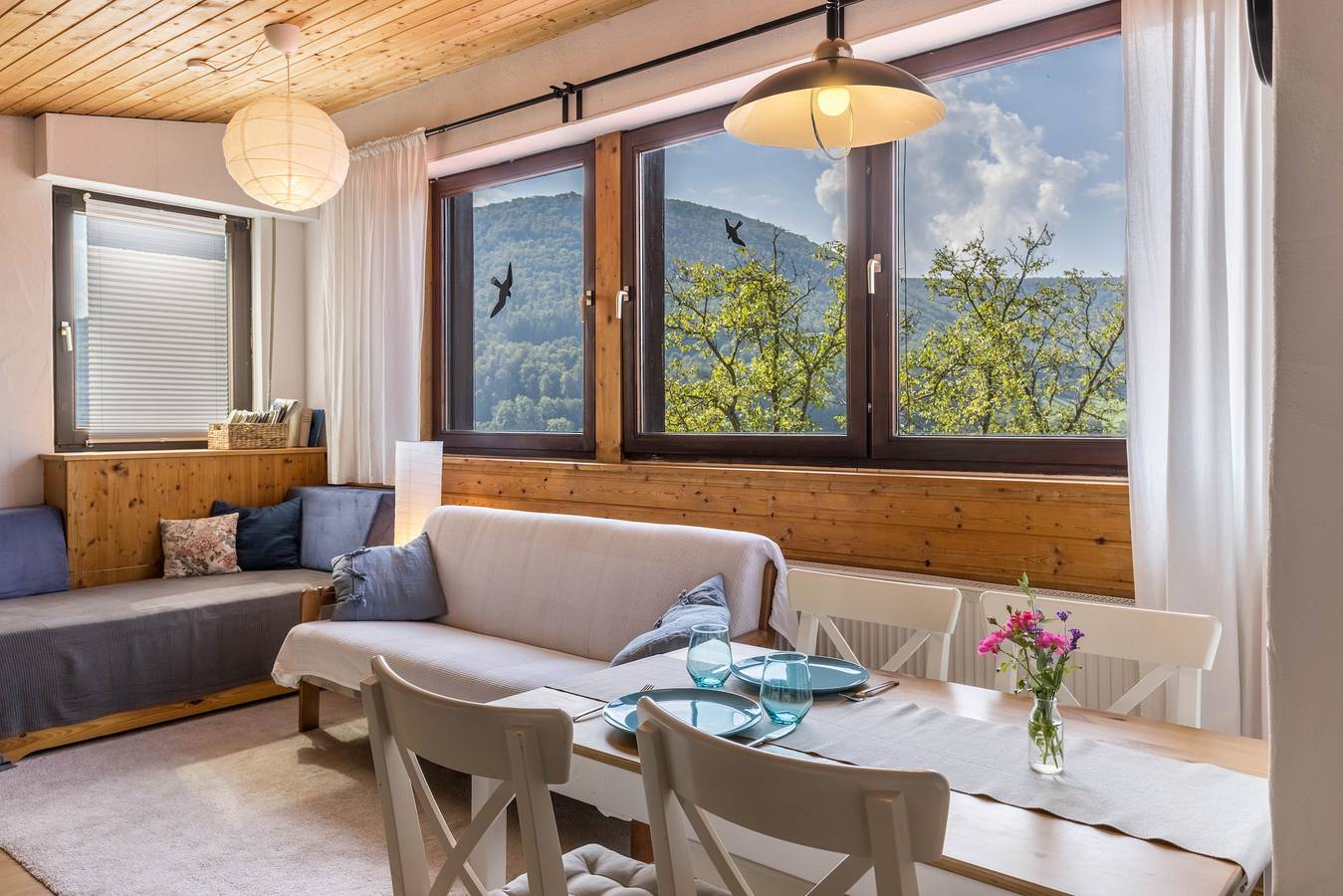 Apartamento entero, Apartamento vacacional "Am Samuelstein" con vistas a la montaña, terraza privada y Wi-Fi in Bad Urach, Albsteig Etapa 9