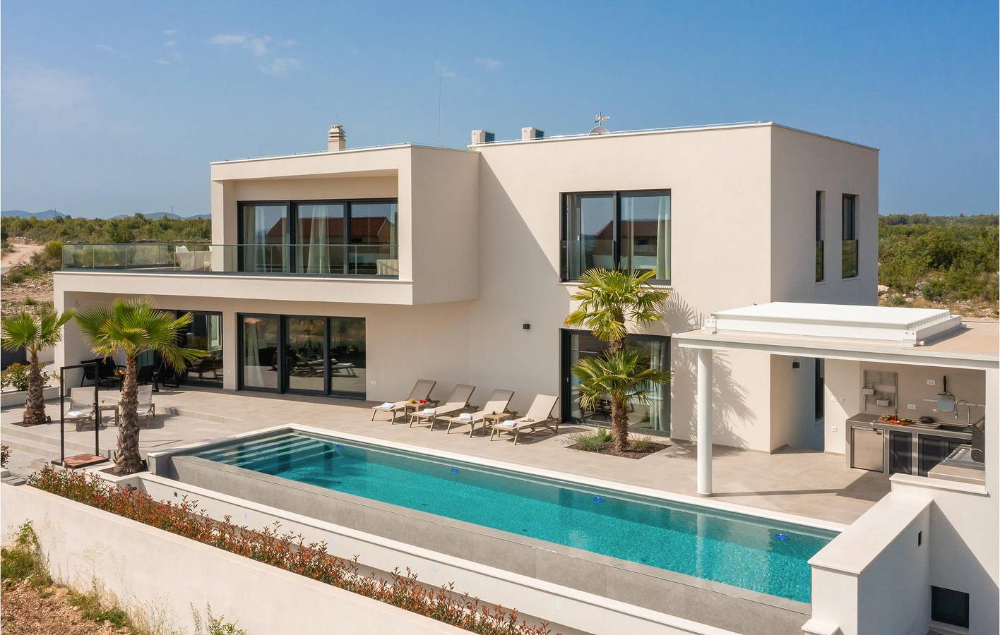 Charmante Unterkunft, 1 km vom Strand entfernt: Terrasse am Pool, WLAN und Parkplatz inklusive in Vodice, Šibenik-Knin