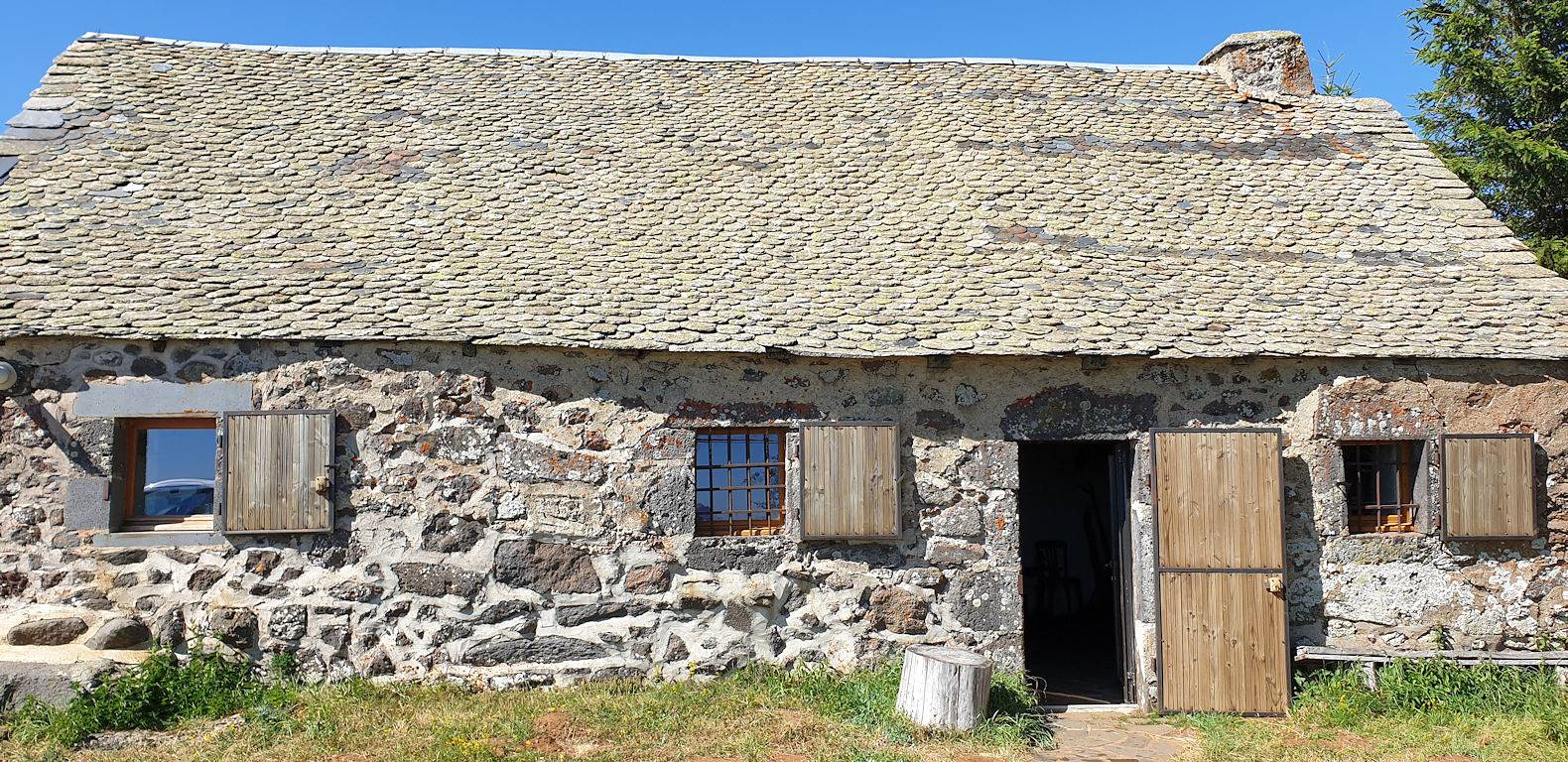 Buron d'Alteteste au coeur de l'aubrac in Saint-Geniez-d'Olt-et-d'Aubrac, Parc naturel régional de l'Aubrac
