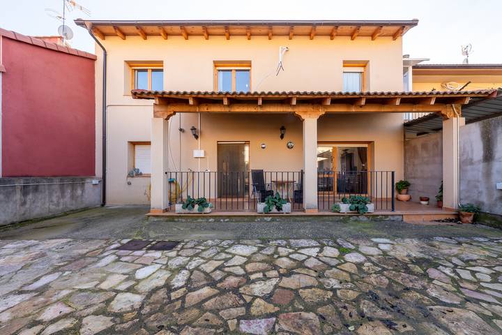 Chalet para 9 personas, con jardín y balcón, Se admiten mascotas en Bajo Aragón - 2