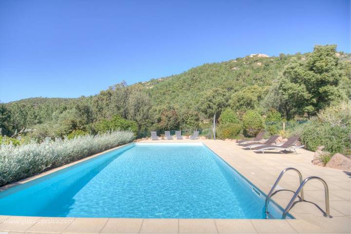 Location de vacances pour 4 personnes, avec Terrasse et Jardin ainsi que Piscine et Vue en Corse-du-Sud
