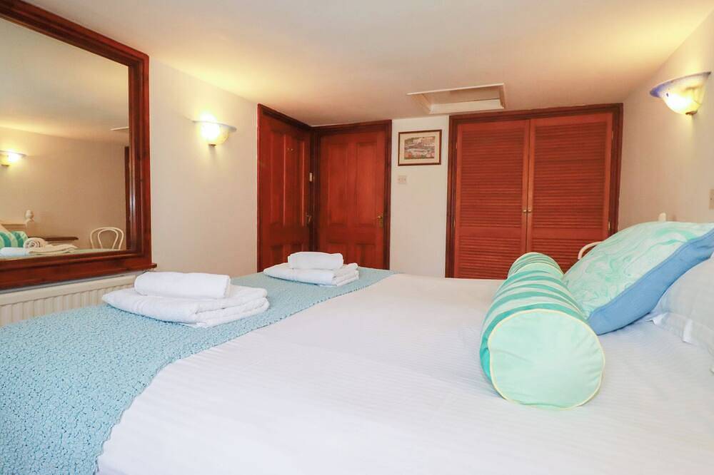 Rosemaddon, pet friendly, character holiday cottage in Crantock in Crantock, Cornwall
