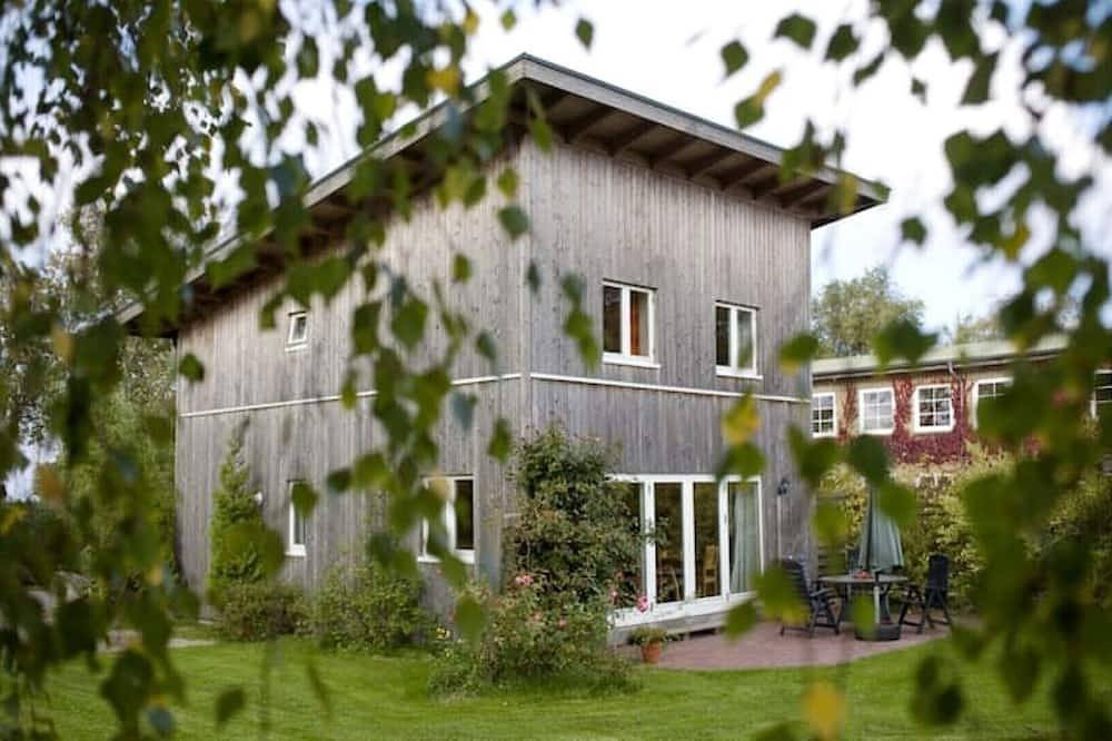 Ein Haus mit Garten am Meer in Steinberghaff, Steinberg